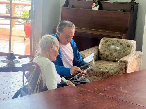 Fundación Alfredo Harp Helú impulsa espacios de lectura para personas mayores