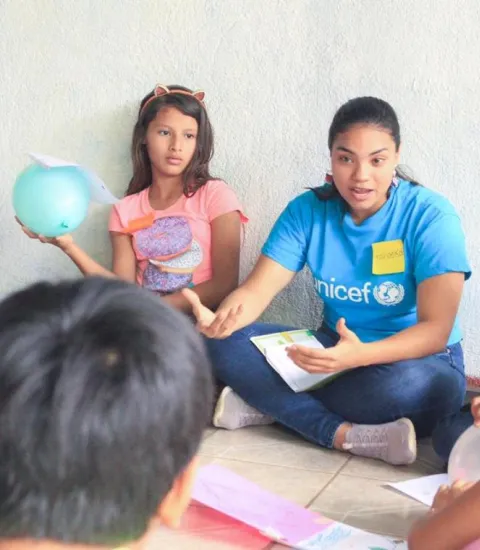 A group of volunteers from the Universidad del Valle implements playful methodologies to improve the knowledge of children from a vulnerable neighborhood of the capital, Managua, on practices to protect themselves from sexual violence.